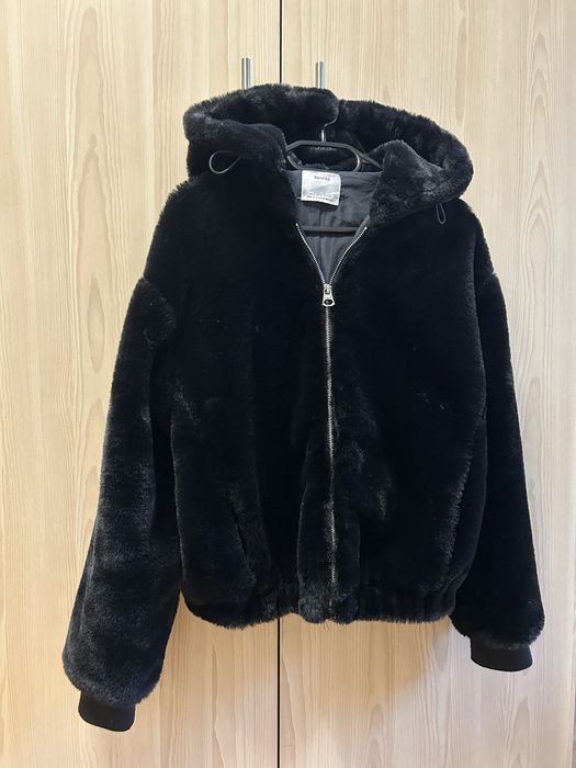Пухено яке с качулка / Bershka