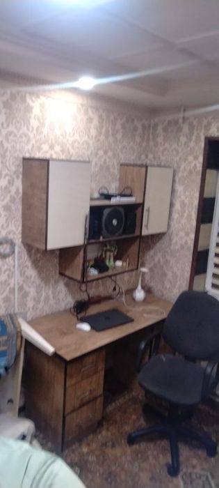 Дарс киладиган столи шкафи стули билан срочно сотиладин