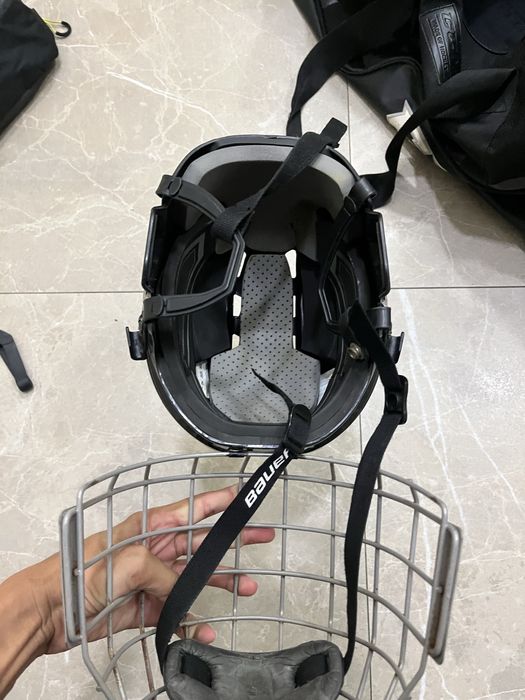 Шлем хоккейный.