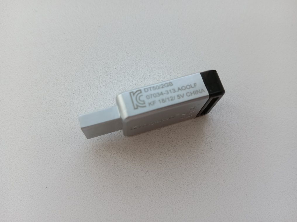 Продам флэшку 2ГБ