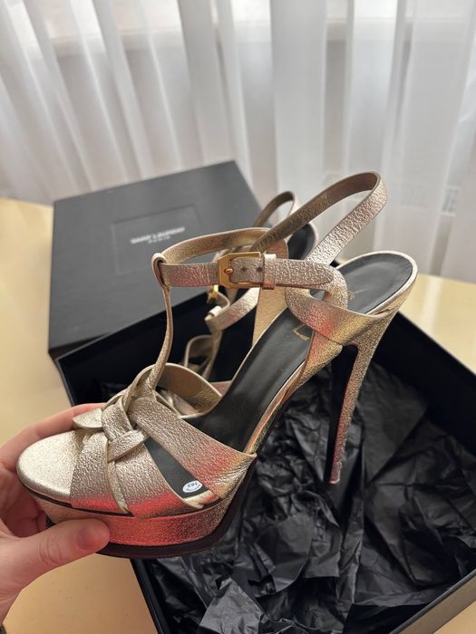 Сандали на висок ток