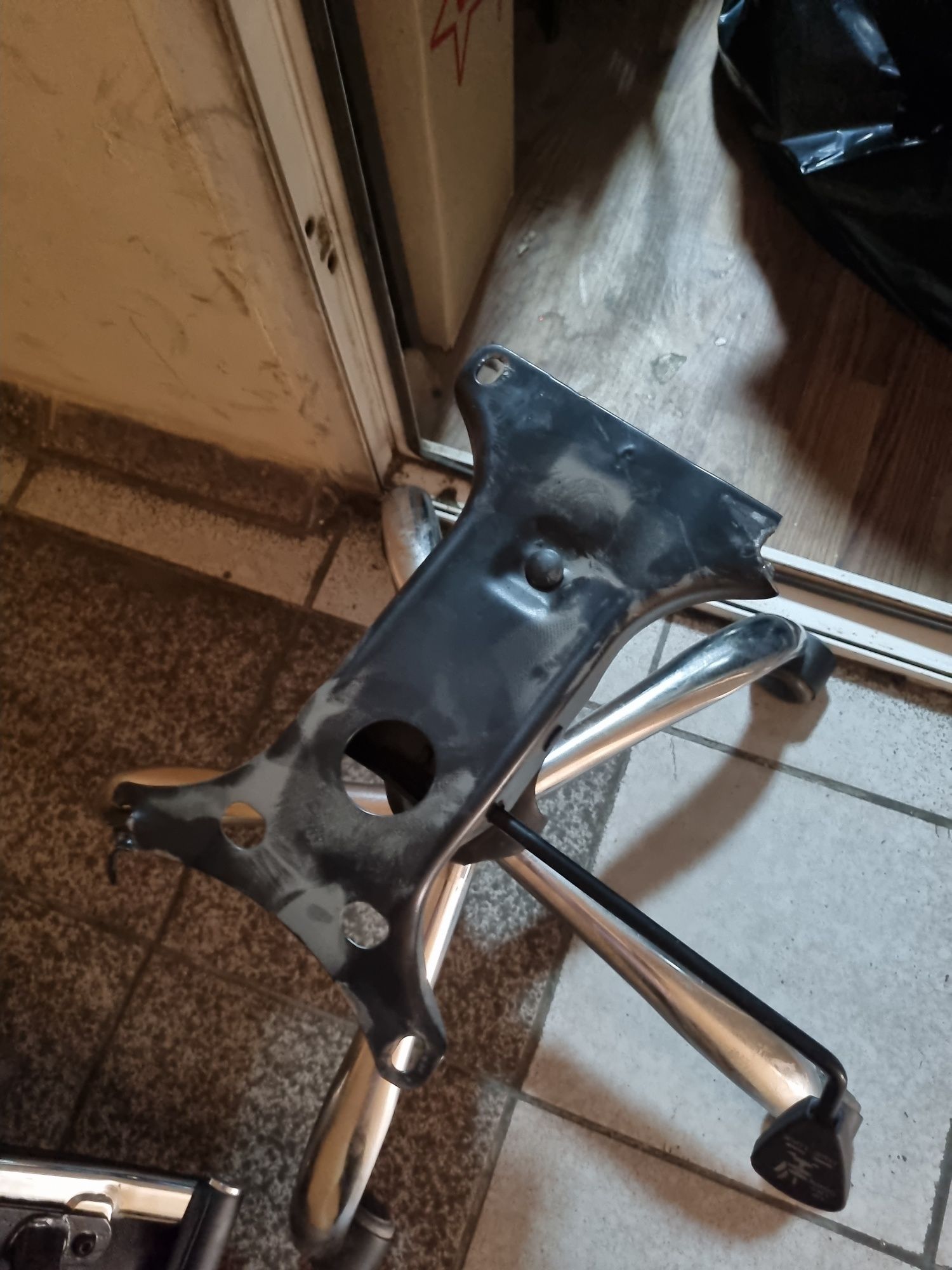 стул сломанный, по запчастям