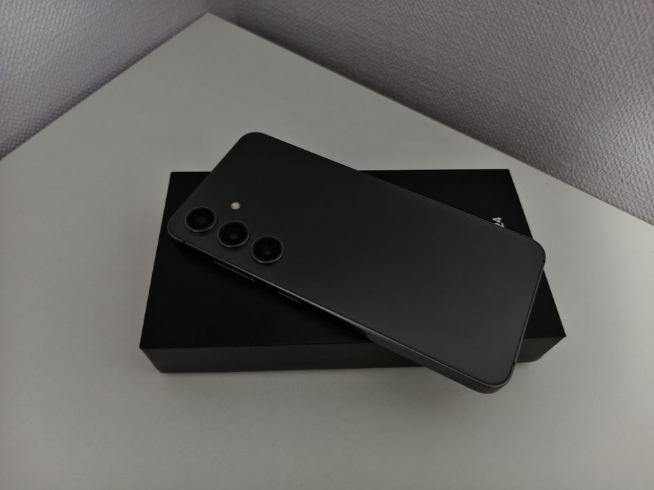 Samsung S24 с документами