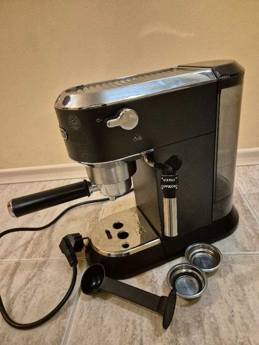 Продавам кафе машина Delonghi