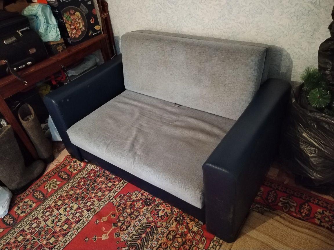Продам диван в хорошим состоянии
