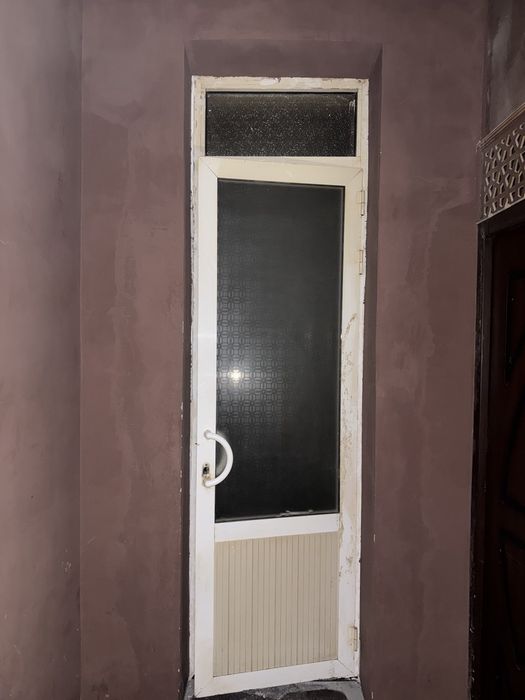 Продаю  дверь и форточки на окно