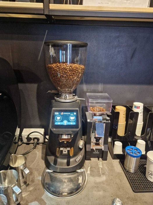 Vand afacere la cheie Cafenea,posibilitate Bar de zi