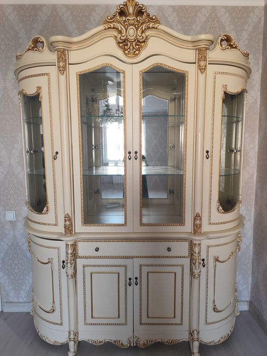 Сервант и стол для гостиной