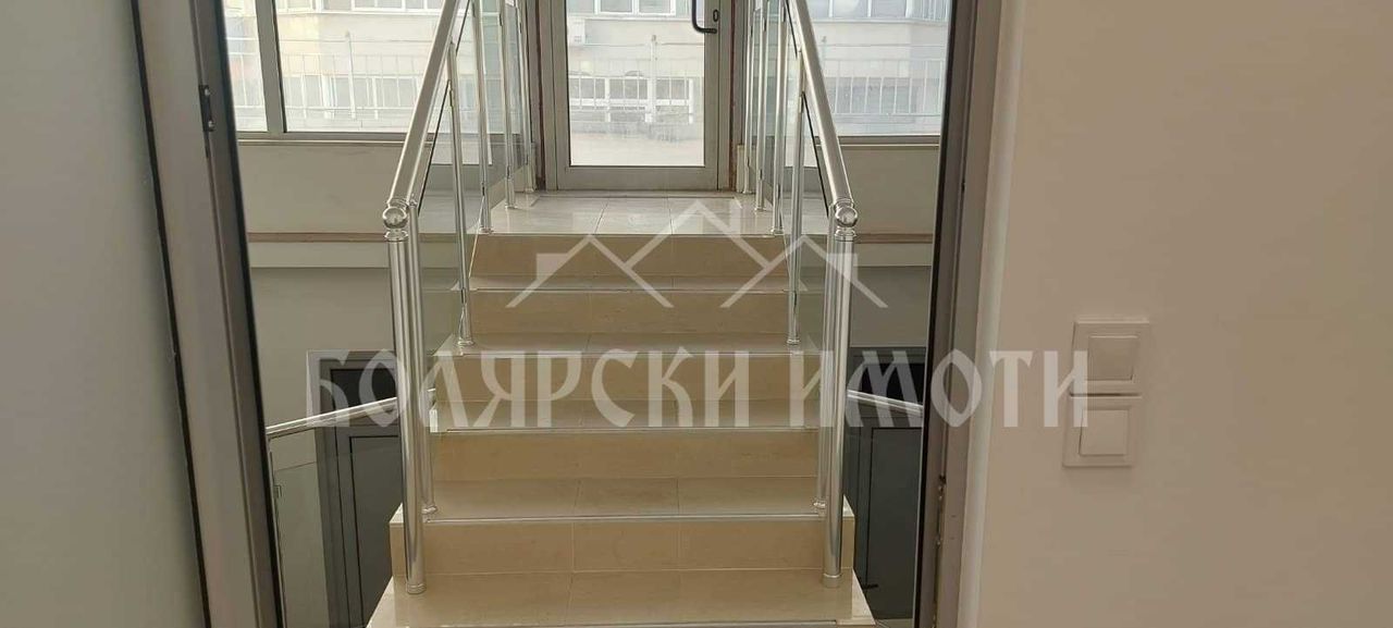 Дава се под наем Офис в Велико Търново, Център - 195 кв.м за 1020 € - Снимка #1