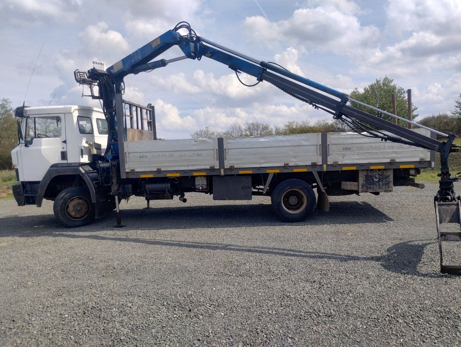 Nissan cu macara și graifer forestier