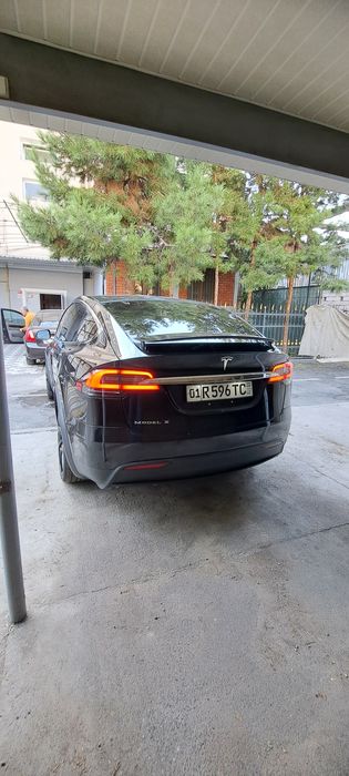 Tesla model x 2017 yil.