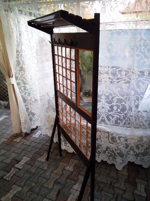 Vand mobila antica si cuier hol cu oglinda.