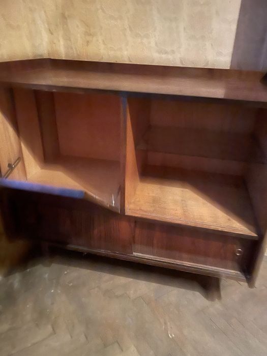 Продавам дървена маса и шкаф