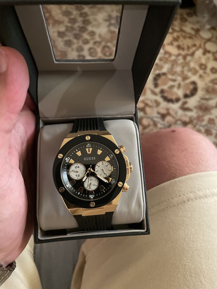 Часовник Guess запазен
