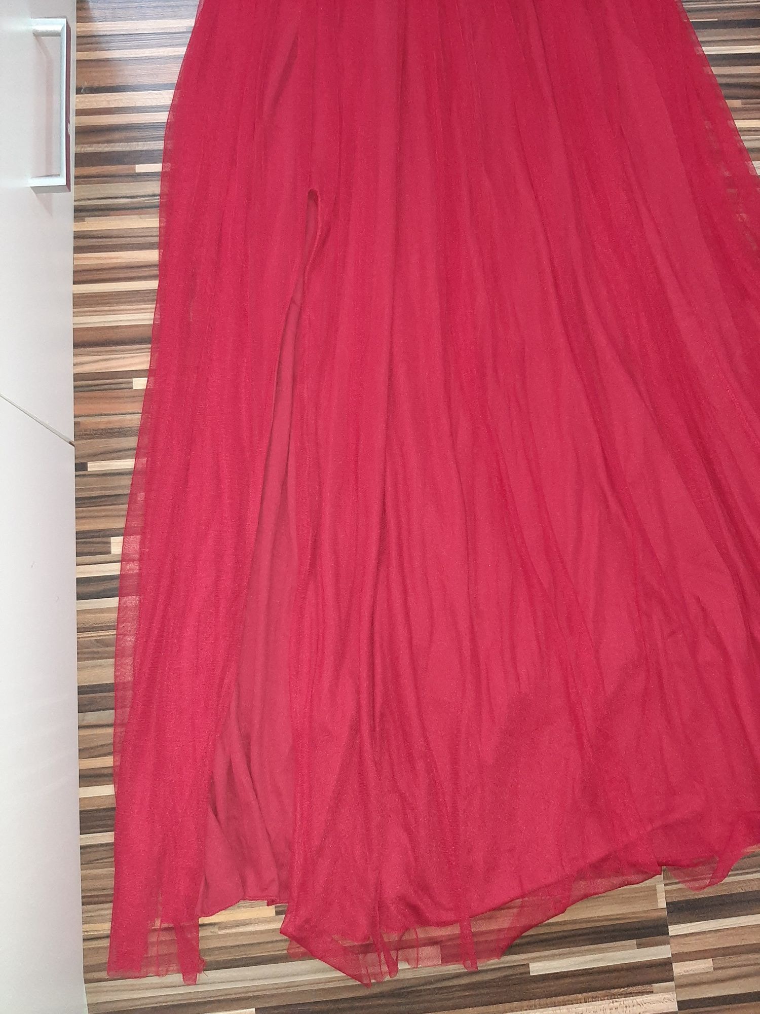 Rochie rosie-lungă, cu un umăr gol și șliț, mărimea 44 xl