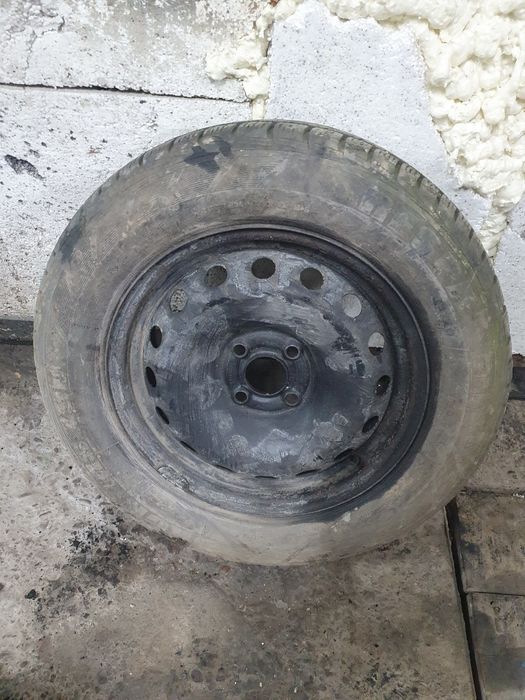 Vând jante 4x100 tot cu cauciucuri r15