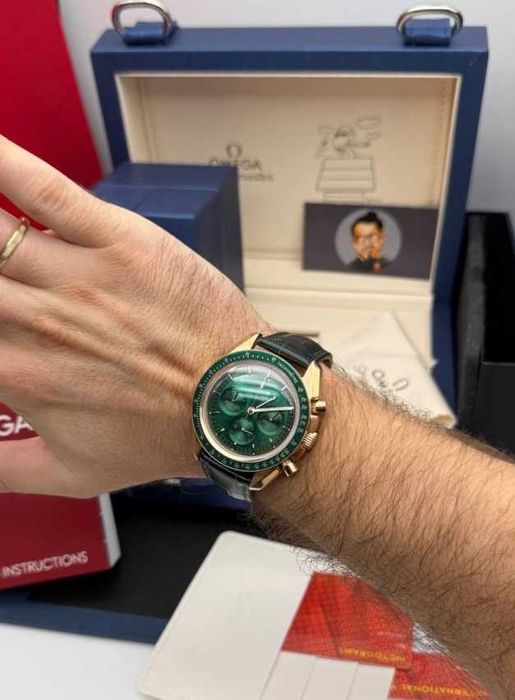 omega speedmaster златно/зелено