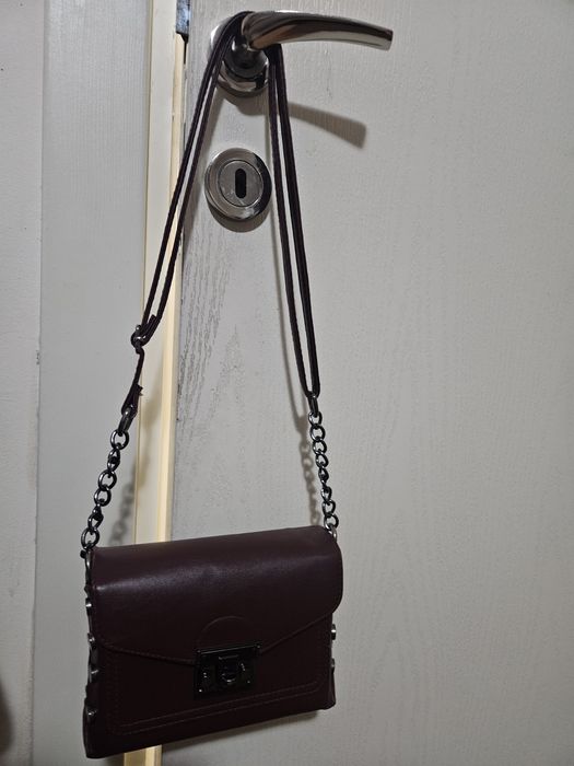 Продава се кожена чанта.