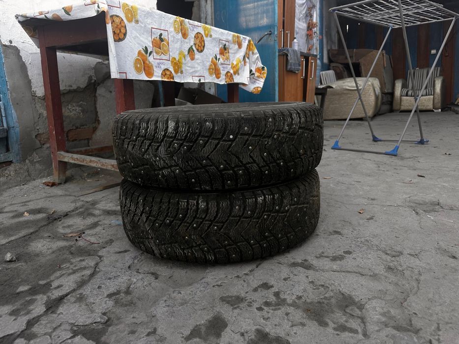 Продам два зимних баллона R16