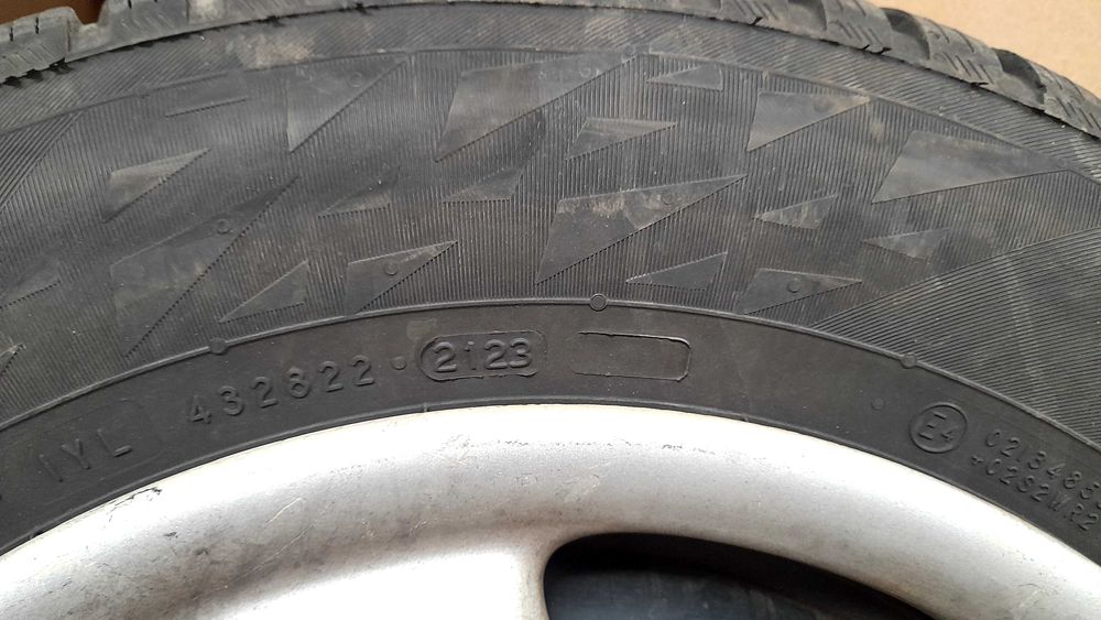 De vanzare jante Ford pe 15 in 5 prezoane cu cauciucuri de iarna