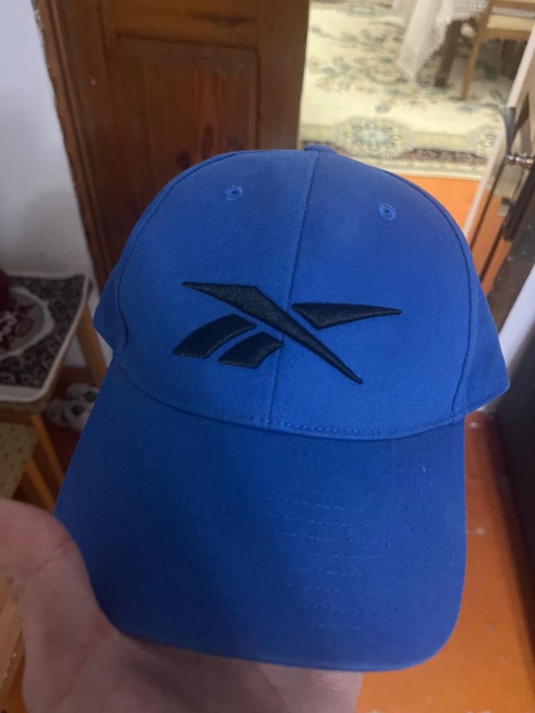 Продается кепка от бренда reebok