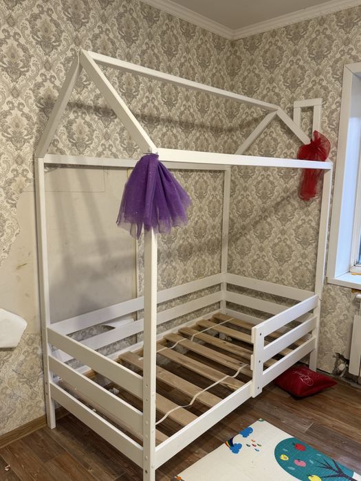 Детская кровать домик из натурального дерева без матраса