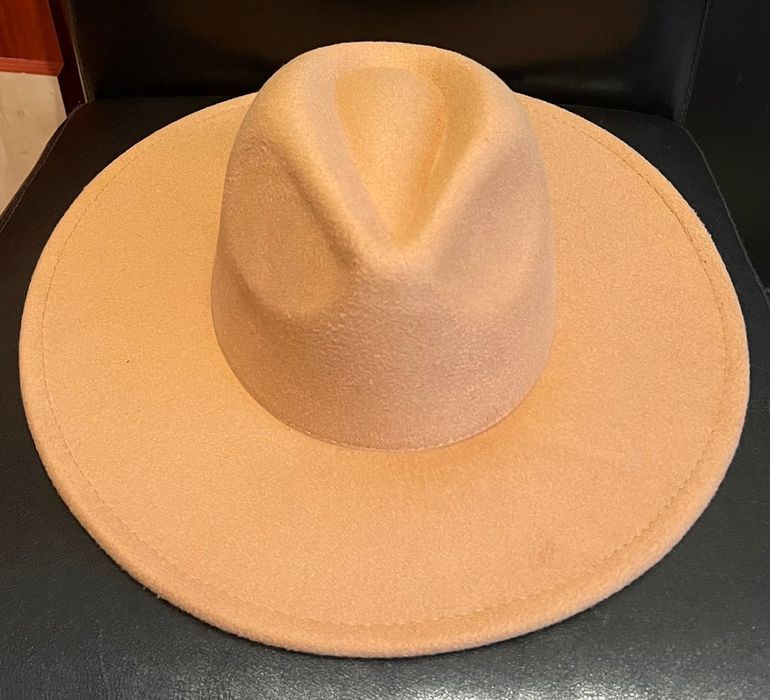 Pălărie bej cu bor larg