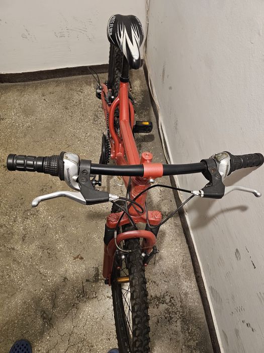 Bicicleta rosie cu viteze