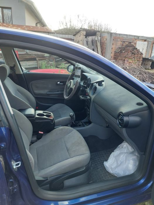 Продава се във изрядно състояние 1.4 75кс 2002г.