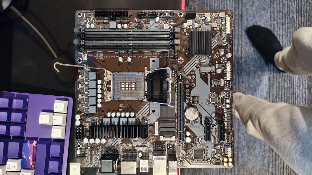 Gigabyte b760 ddr4 замяты ножки сокета