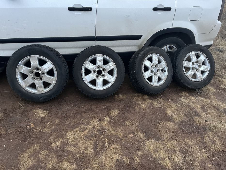 Продам зимние покрышки с титанками на 15