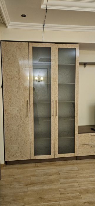 Продаётся стенка для гостинной и три шкафа для прихожей.