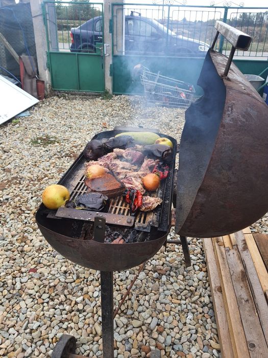 Grătar afumătoare pe lemn