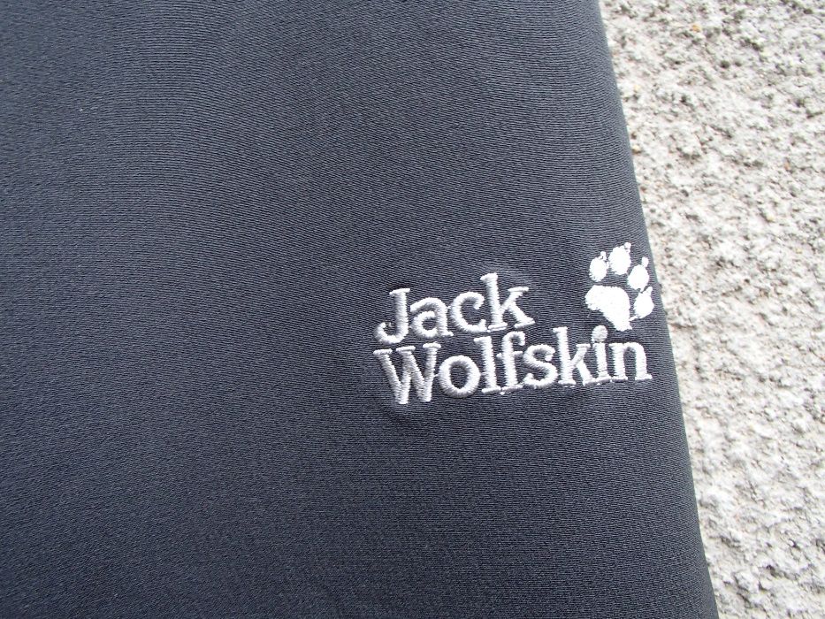 Продавам черен мъжки разтеглив пролетноесенен панталон Jack Wolfskin