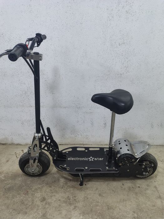 Trotineta electrica cu scaun