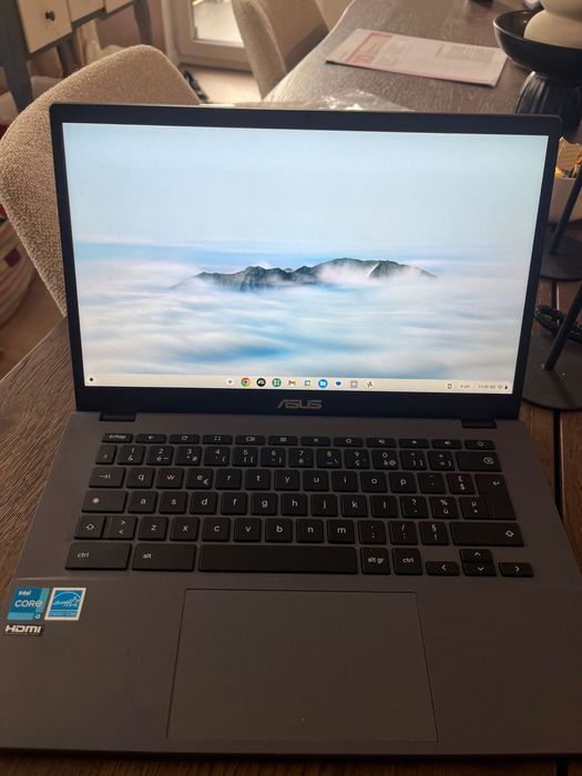 Laptopul ASUS Chromebook Plus touchscreen