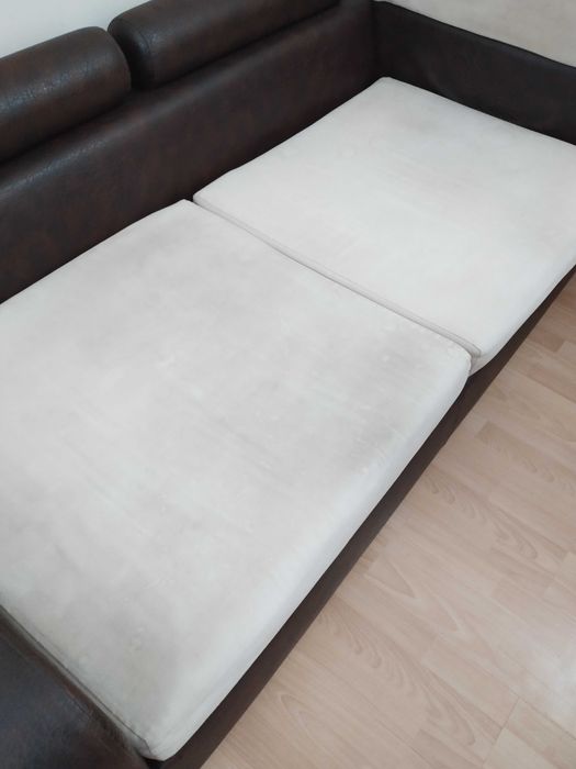 Голям и малък диван в добро състояние с функция "сън".