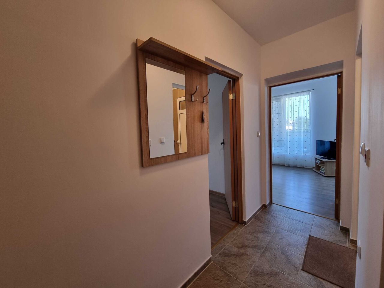 Дава се под наем Двустаен апартамент в Бургас, Сарафово - 70 кв.м за 300 € - Снимка #3
