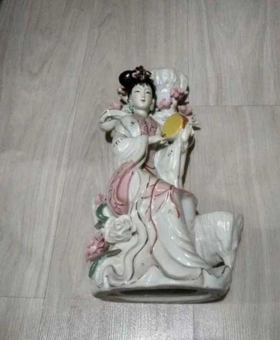 Статуэтка фарфор. Полностью ручная работа. Лепка.