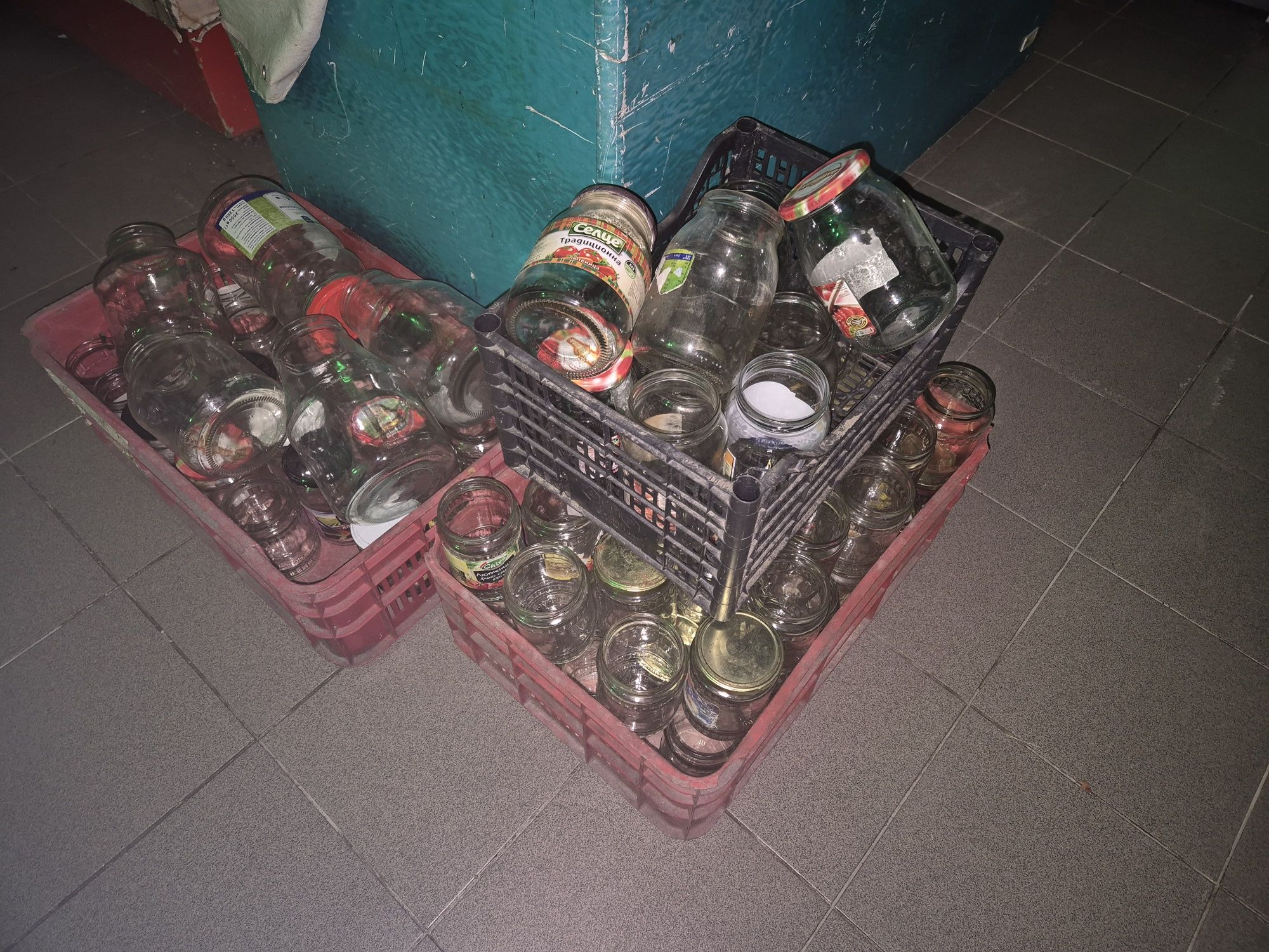Буркани с винт измити