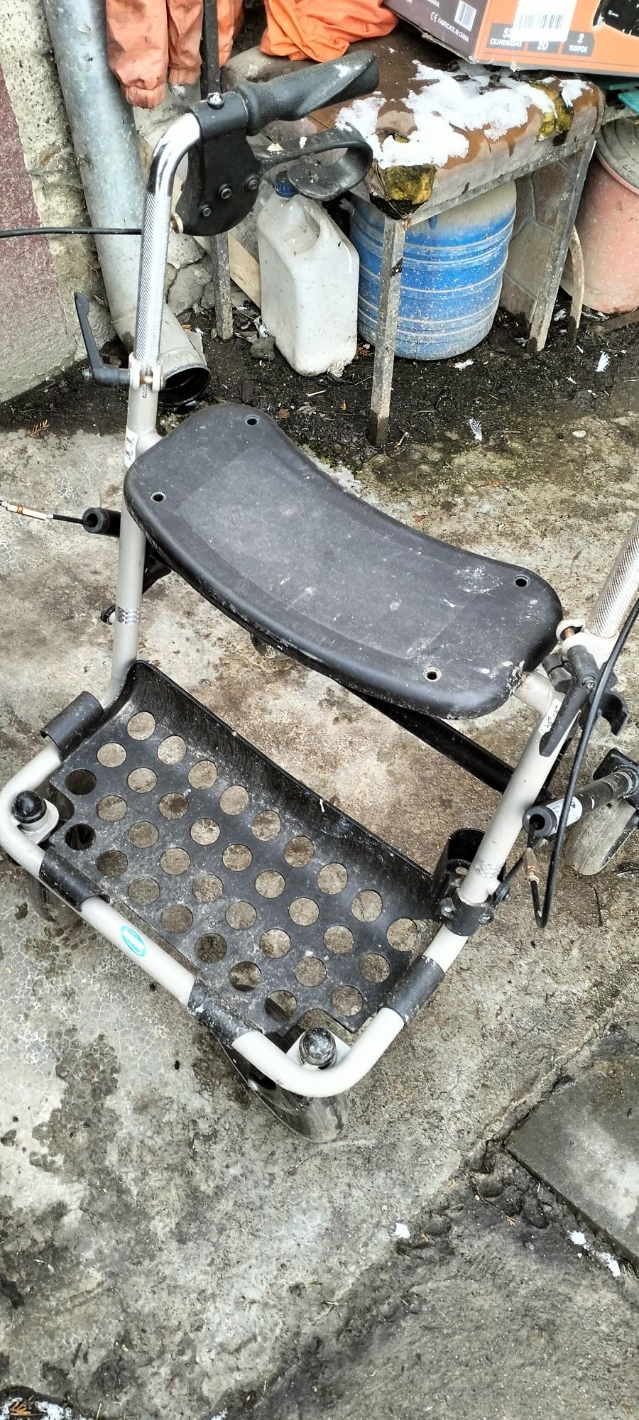 De vânzare cadru cu roti pt persoane cu dizabilitati