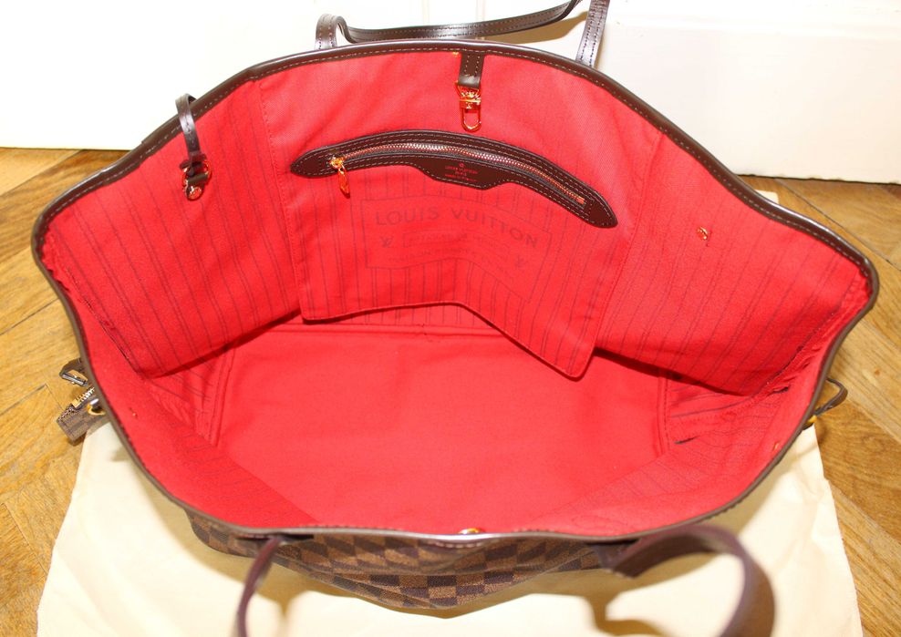 Дамската чанта Louis Vuitton Neverfull