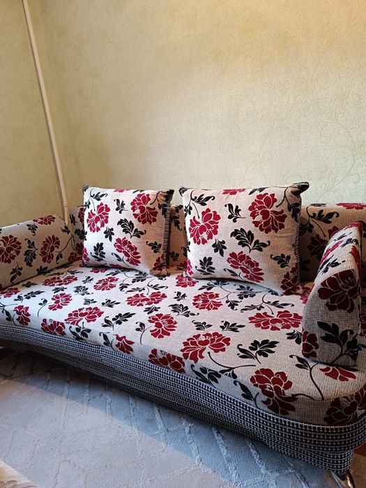 Продаю диван с подушками