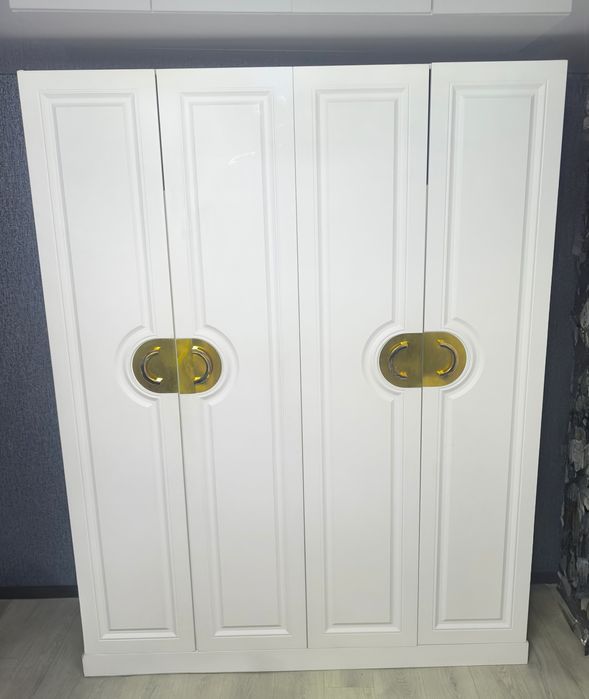 Шкаф, 100тыс, 180/230/57, самовывоз с огонька. 
Шкаф с золотыми дверца