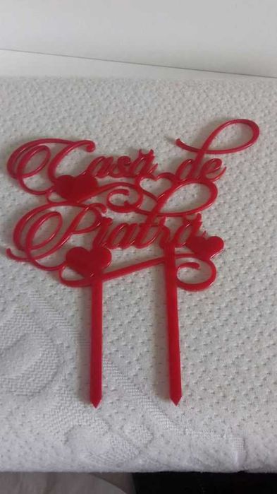 ornament de pus pe tort cu  mesaj casa de piatra