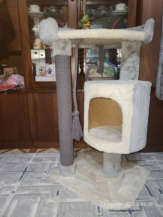 Домик с лежанкой и когтеточкой для вашего питомца.