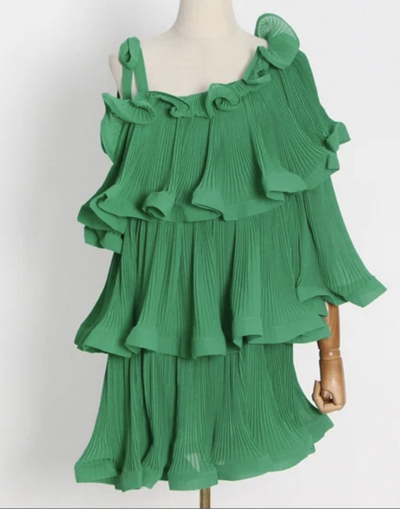 Зелена рокля с къдри
