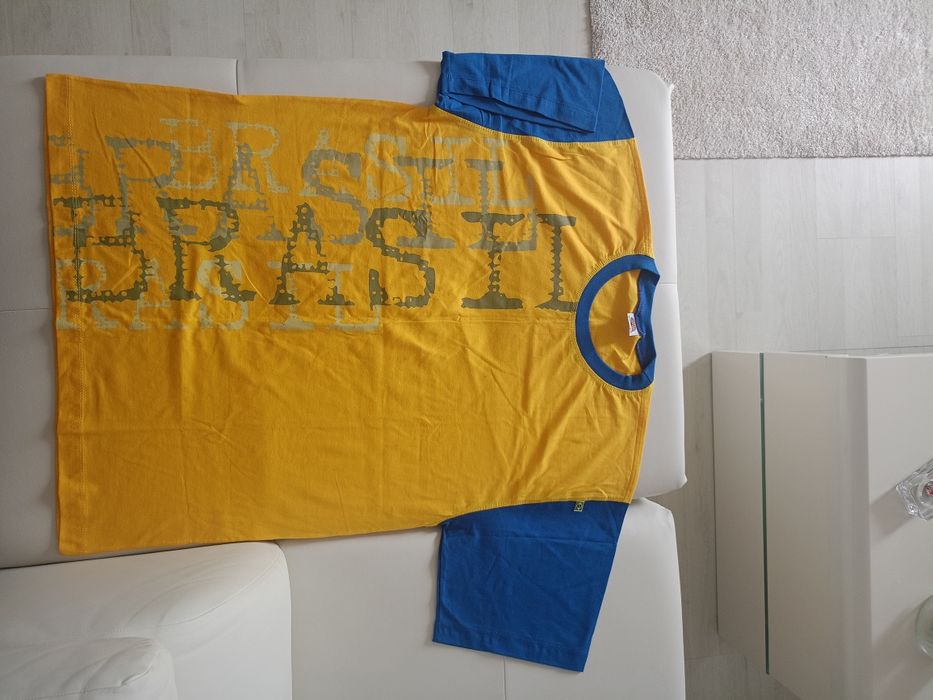 Vând tricou cu  imprimeu,nou nouț, produs de calitate superioara.