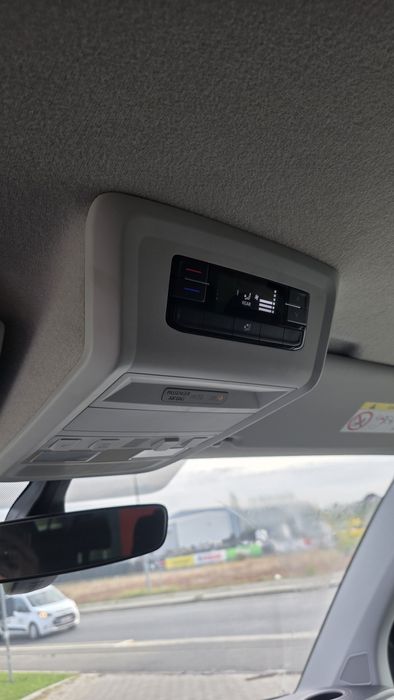 Vand Volkswagen Transporter 9 locuri