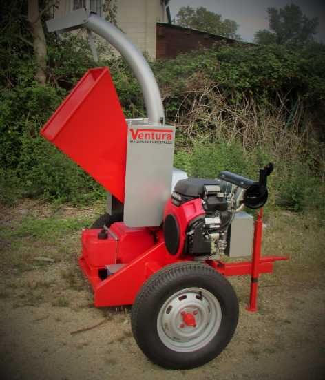 Tocator de crengi si resturi vegetale tractabila, cu motor pe benzina